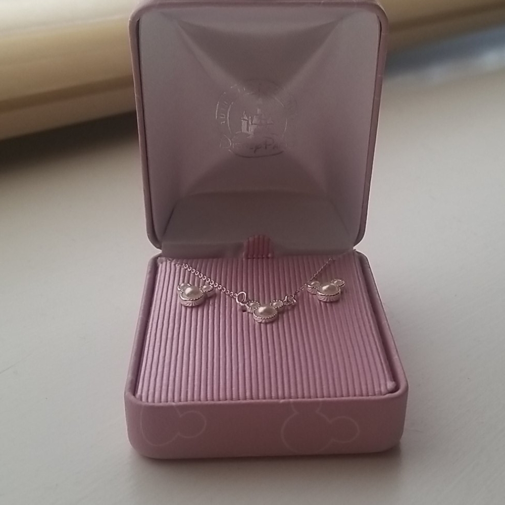 Disney peral earings and necklace